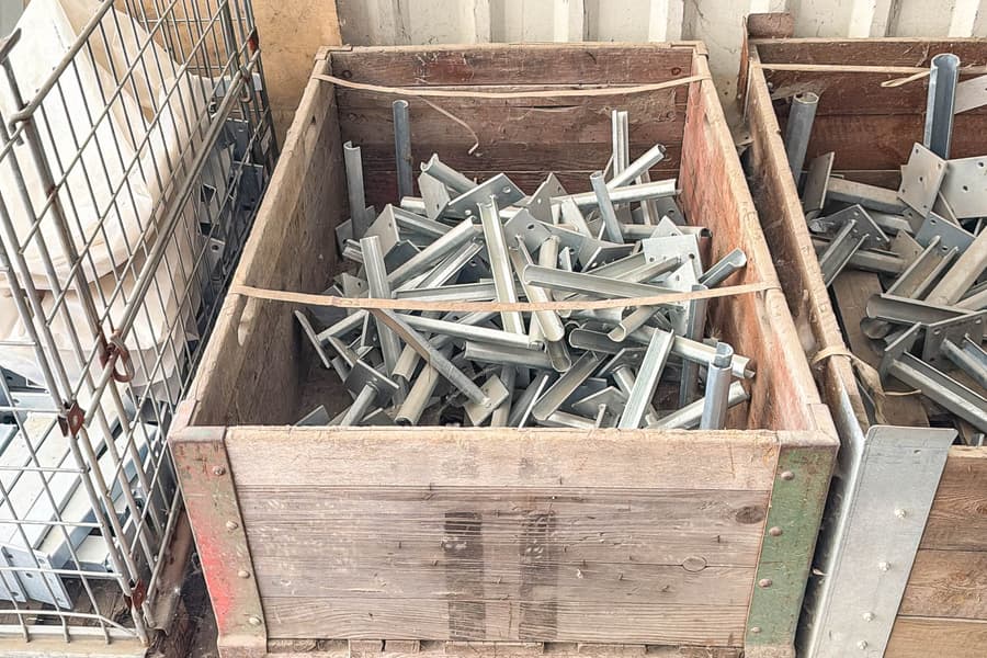 Palettenbox mit Zaunmontagefüßen